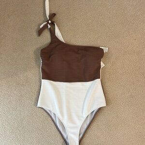 NWT Cupshe Bathing Suit. One Shoulder ties. Super cute on. Size Large